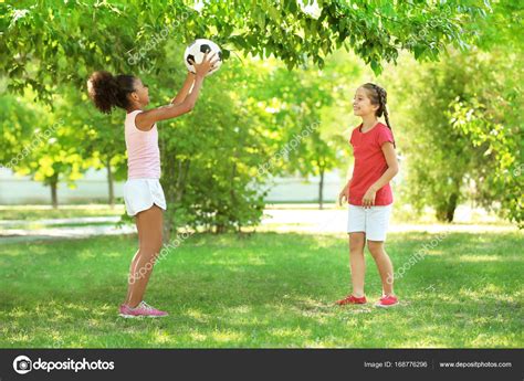 Lindos Niños Jugando Con La Pelota En El Parque — Foto De Stock