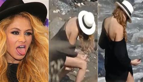 Paulina Rubio Es Captada Defecando En La Playa