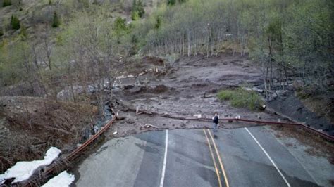 12 People Dog Rescued After Mudslide Blocks Sr 504 Near Mount St