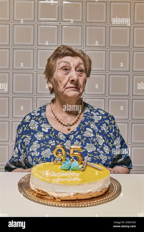 Mujer Casi Centenaria Animada Y Feliz Celebrando Su Fiesta De