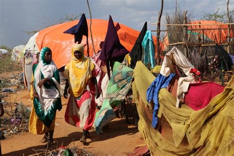 Hit By Multiple Crises Tens Of Thousands Of Somalis Flock To Refugee Camps In Kenya World