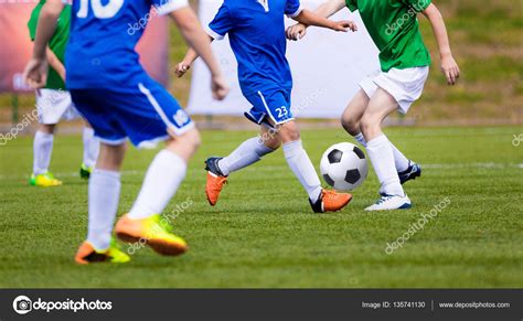 Enfants Jouant Au Football Jeu De Football Sur Le Terrain De Sport Les Garçons Jouent Au