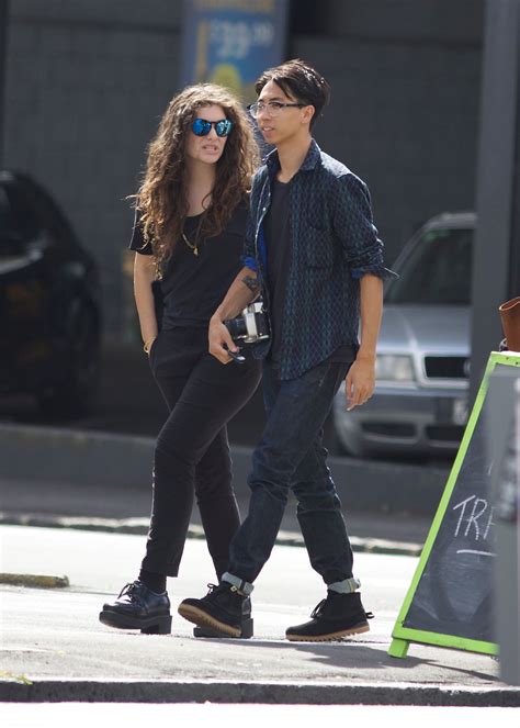 Lorde and Her Boyfriend James Lowe Hold Hands in New Zealand | Cambio