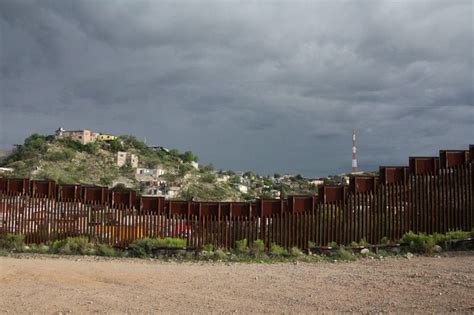 Photos Of Walls That Divide Borders Around The World