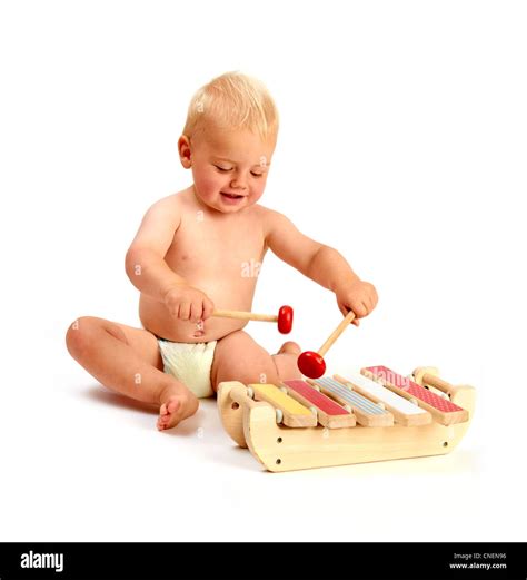 Un Lindo Baby Boy Tocando Un Xilófono Instrumento Musical Aislado Sobre