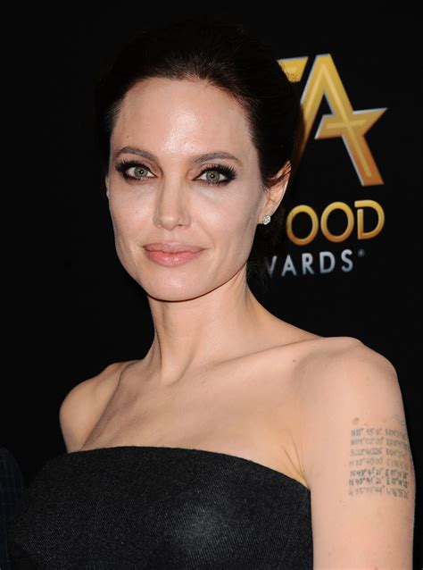 Photos Angelina Jolie Commence à Effacer Ses Tatouages En Référence à Brad Pitt