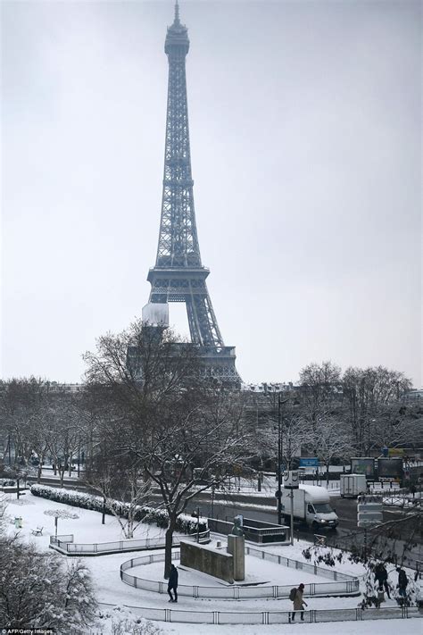 Paris Snow Causes Traffic Chaos As Eurostar Delayed Daily Mail Online