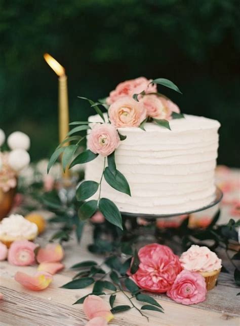 It acts as a guide as you stack the tiers on top of one. Wedding Trend: Single Tier Cakes | Wedding cakes, Fresh ...