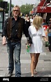 Rhys Ifans y Sienna Miller fuera y disfrutar del sol. La pareja visita ...