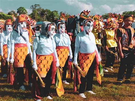 Mengintip Ritual Kematian Suku Dayak Dalam Festival Babukung