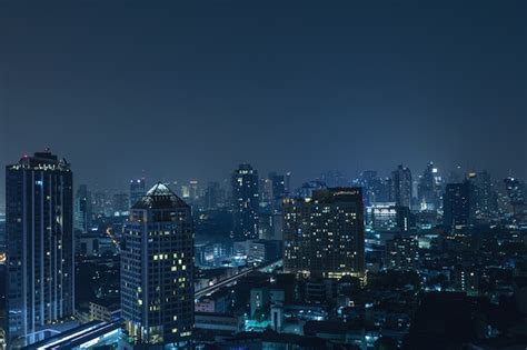 Vista Da Cidade Moderna De Bangkok à Noite Foto Premium