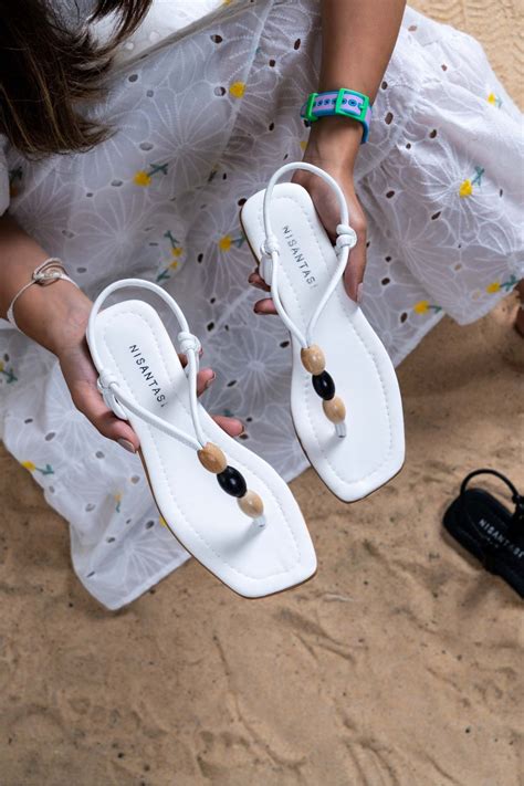 Beyaz Boncuk Detay Parmak Arası Düz Taban Kadın Sandalet