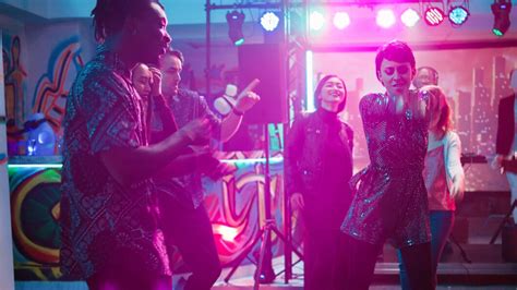 groep mensen die genieten van een discofeest dansen op clubmuziek tijdens een sociale
