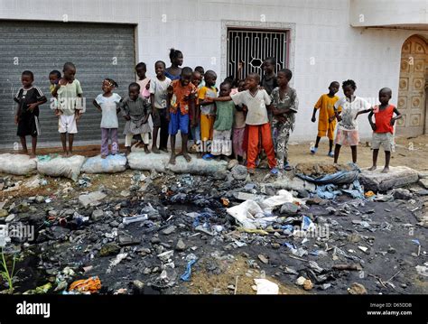 Datei Datei Foto Datiert 29 Juni 2011 Zeigt Kinder Hinter Müll In