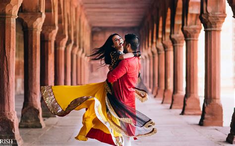 Pin By Aditi Mandi On Historical Outfit In 2020 Pre Wedding Poses Pre Wedding Photos