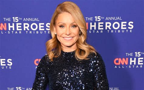 Kelly Ripa Shows Off Her Christmas Tree Ornament Collection Trendradars