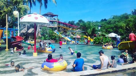 Di bagian atas taman terdapat sebuah pura . Harga Tiket Masuk Rinjani Waterpark Lombok Timur Juli 2020 ...