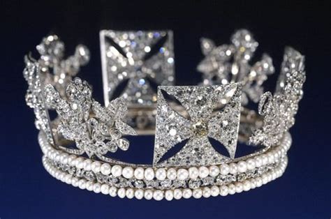 10 Of Queen Eizabeth Iis Best Tiaras Royal Jewelry Royal Diamond Tiara