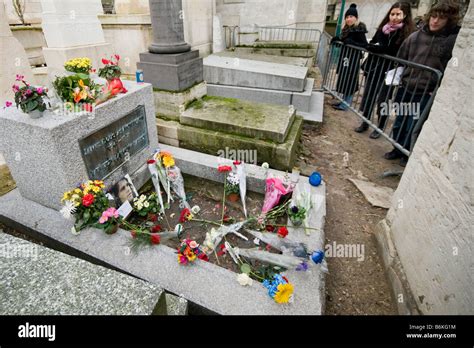 La Tombe De Jim Morrison Au Cimetière Du Père Lachaise à Paris France