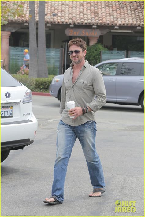 gerard butler scopes out surf gear after kissing session with mystery girl photo 3169561