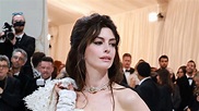 Anne Hathaway se acuerda de Rosalía en la alfombra roja de la MET Gala ...