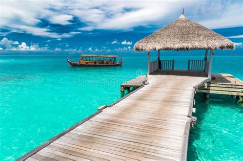 Die malediven sind das romantische ziel schlechthin. Maledivisches Dhoni Boot Im Blauen Ozeanhintergrund ...