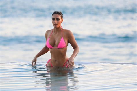super sexy kim kardashian in ipostaze incendiare pe o plaja din mexic