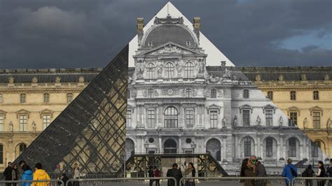 Paris Le Street Artiste Jr Efface La Pyramide Du Louvre