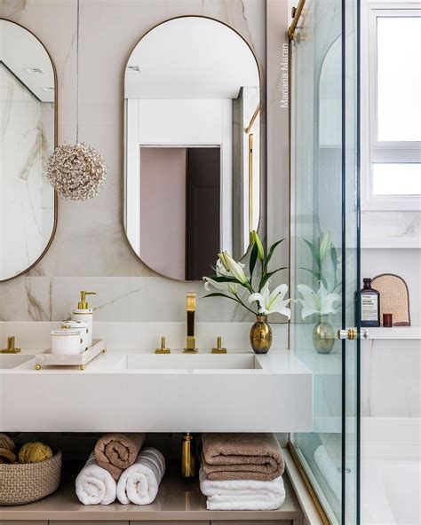 Banheiro Branco Nude E Dourado Com Banheira E Espelhos Ovais Decor
