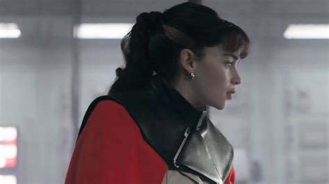 Star Wars Solo S Emilia Clarke Wants More Qi Ra