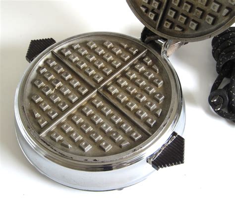 Vintage Waffle Iron Round Fostoria 251 Chrome