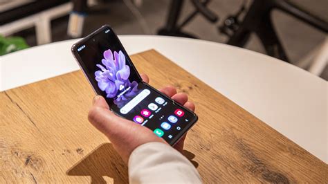O samsung galaxy z flip é um smartphone com o sistema operacional android, display de 6.7 polegadas. Samsung Galaxy Z Flip 5G Price in Saudi Arabia | GetMobilePrices