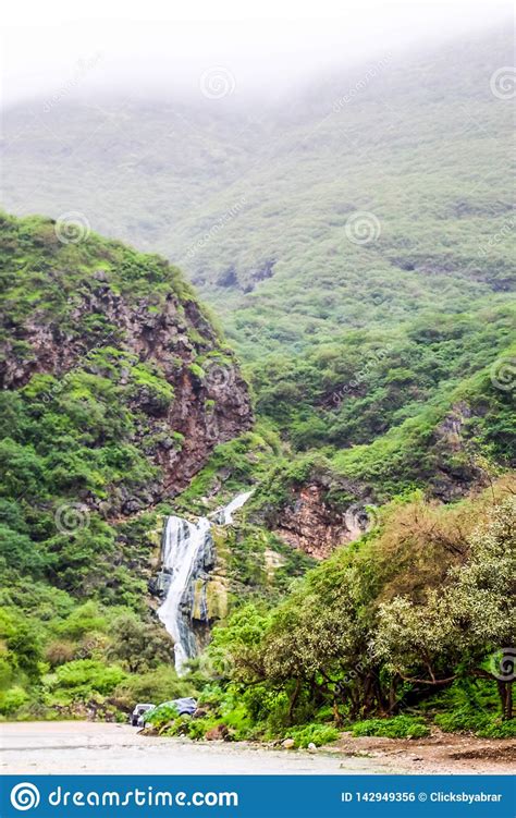 Cascata In Ayn Khor E Nel Paesaggio Verde Fertile Alberi E Montagne