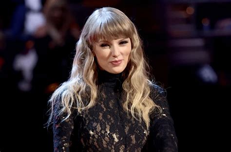 Taylor Swift Sued For Million Over S Lover Book Pakscoop