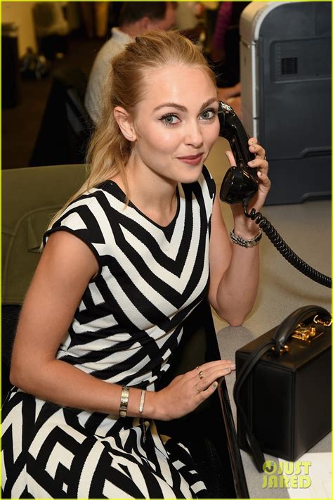Margot Robbie Rumer Willis Answer Phones During Cantor Fitzgerald S Charity Day Photo