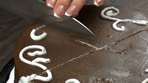 How To Cut A Round Cake 4 Ways