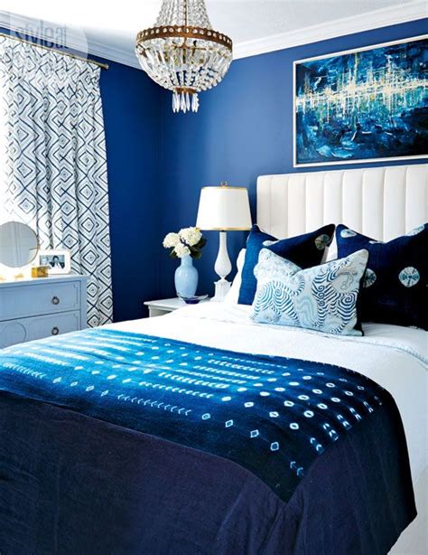 The dark blue colour in combination with (light) wood, gives the room air. Navy & Dark Blue Bedroom Design Ideas & Pictures