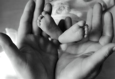 Hình ảnh miễn phí trắng đen trẻ sơ sinh em bé bàn chân người tay