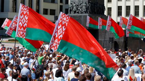 Proteste In Belarus Wo Kommt Auf Einmal Die Weiß Rote Fahne Her