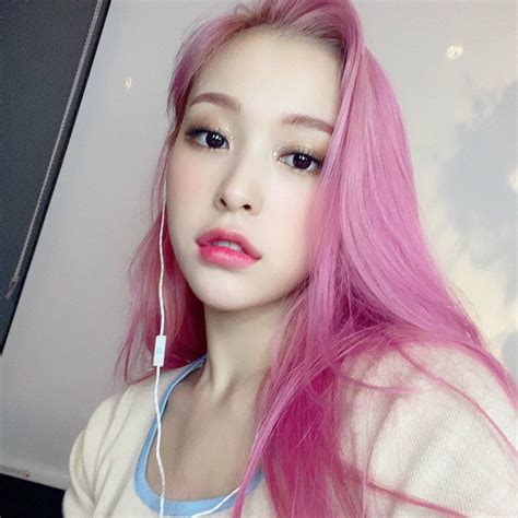 Pin By Laisa Oliveira On Gahyeon Dream Catcher Pink Hair Kpop Girls
