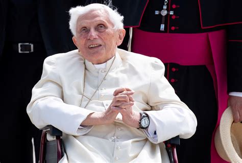 el papa francisco pidió rezar por su predecesor benedicto xvi “está muy enfermo” infobae