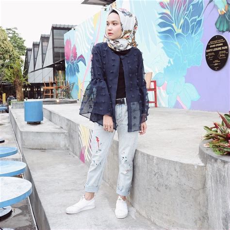 Cukup gunakan high waist jeans kamu dengan bell sleeve blouse yang dimasukkan ke dalam celana biar lebih kekinian penggunaan hoodie sebagai ootd hijab pun mulai digemari oleh para hijabers. 25+ Inspirasi Keren Ootd Celana Jeans Biru Hijab - For Sprint