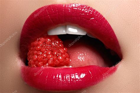 Крупный план женских губ с ярко модным красным глянцевым макияжем Чертов макияж для губ