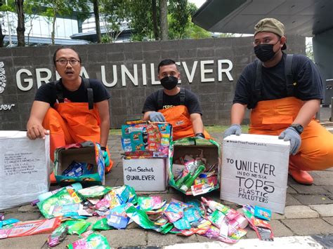 Protes Pencemaran Sampah Plastik Tim Esn Unjuk Rasa Ke Pt Unilever