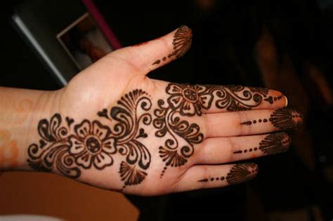 Pakistan Cricket Player Simple Arabic Henna Design