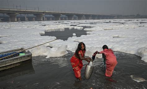 Un Río Sagrado De India Quedó Cubierto Por Una Espuma Tóxica Pero Los Devotos Hindúes Se