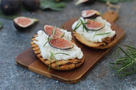 Bruschette Con Stracciatella E Fichi Sfiziose E Veloci Da Preparare