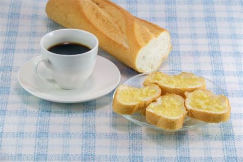Sebenarnya proses pembuatan roti cukup mudah, hanya saja karena kurang informasi. 5 Cara Unik Menyantap Roti Baguette Ala Warga Prancis ...