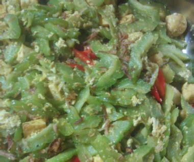 Peria secukupnya di potong nipis. aneka resipi ada: RESEPI PERIA GORENG