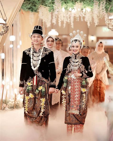 Gaya krisdayanti dengan tenunan adat. Tampil klasik dengan pernikahan adat Jawa di 2020 | Gaya pengantin, Pengantin, Pernikahan